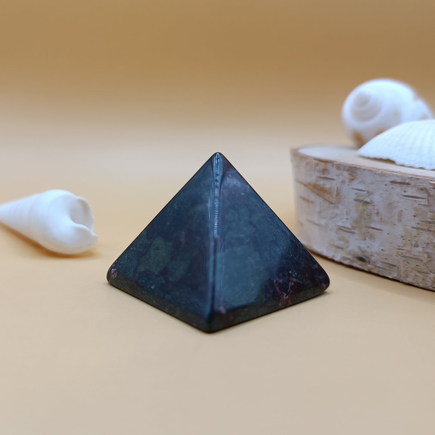 Pyramide en jaspe sang de dragon - 30 mm