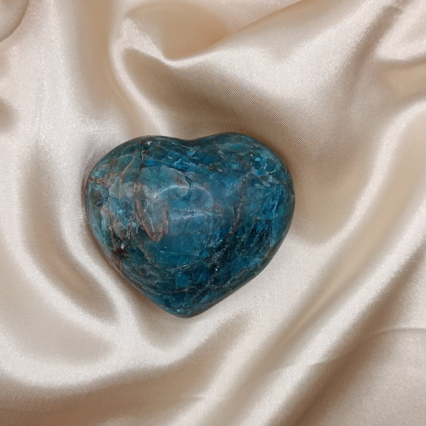 Galet cœur en apatite bleue - 60-70 mm