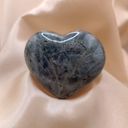 Galet coeur en labradorite violette - 60-70 mm