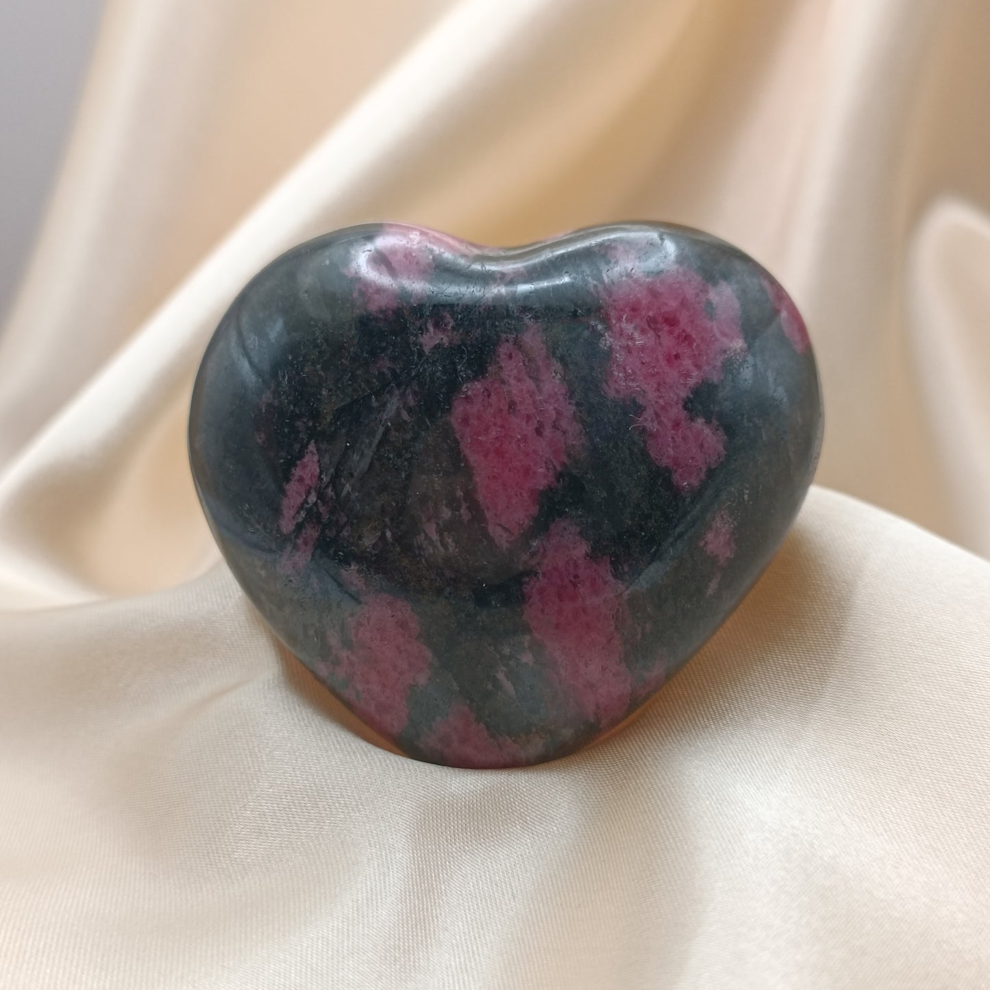 Galet coeur en rhodonite - 60-70 mm