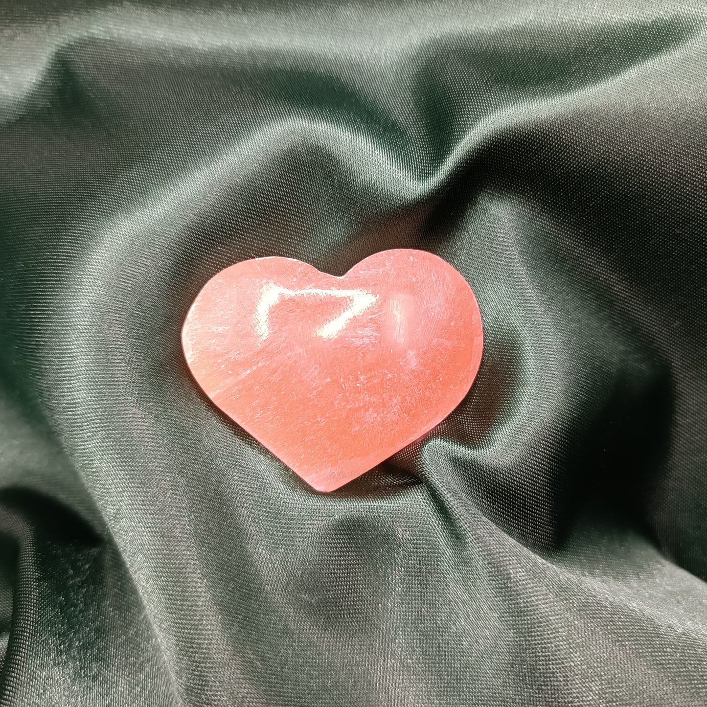 Galet coeur en sélénite orange - 35-45 mm