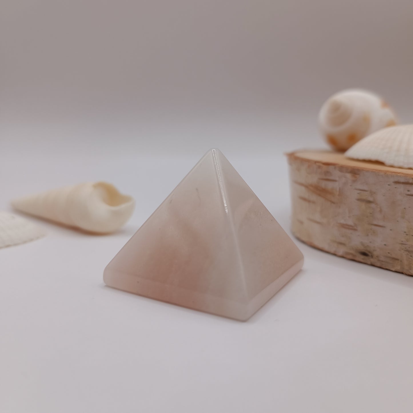 Pyramide en aventurine pêche - 30 mm