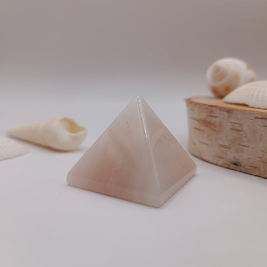 Pyramide en aventurine pêche - 30 mm