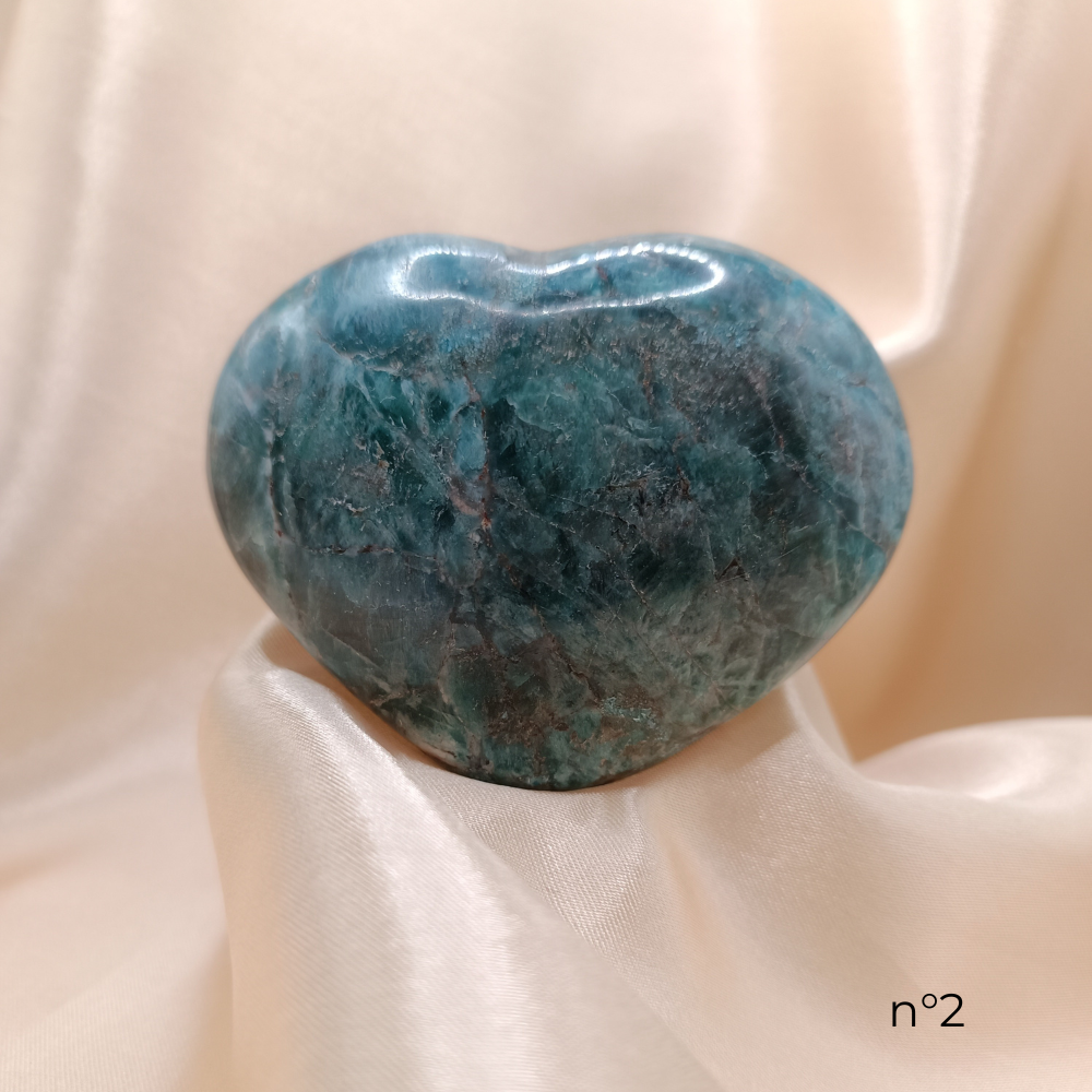 Galet cœur en apatite bleue - 70-80 mm
